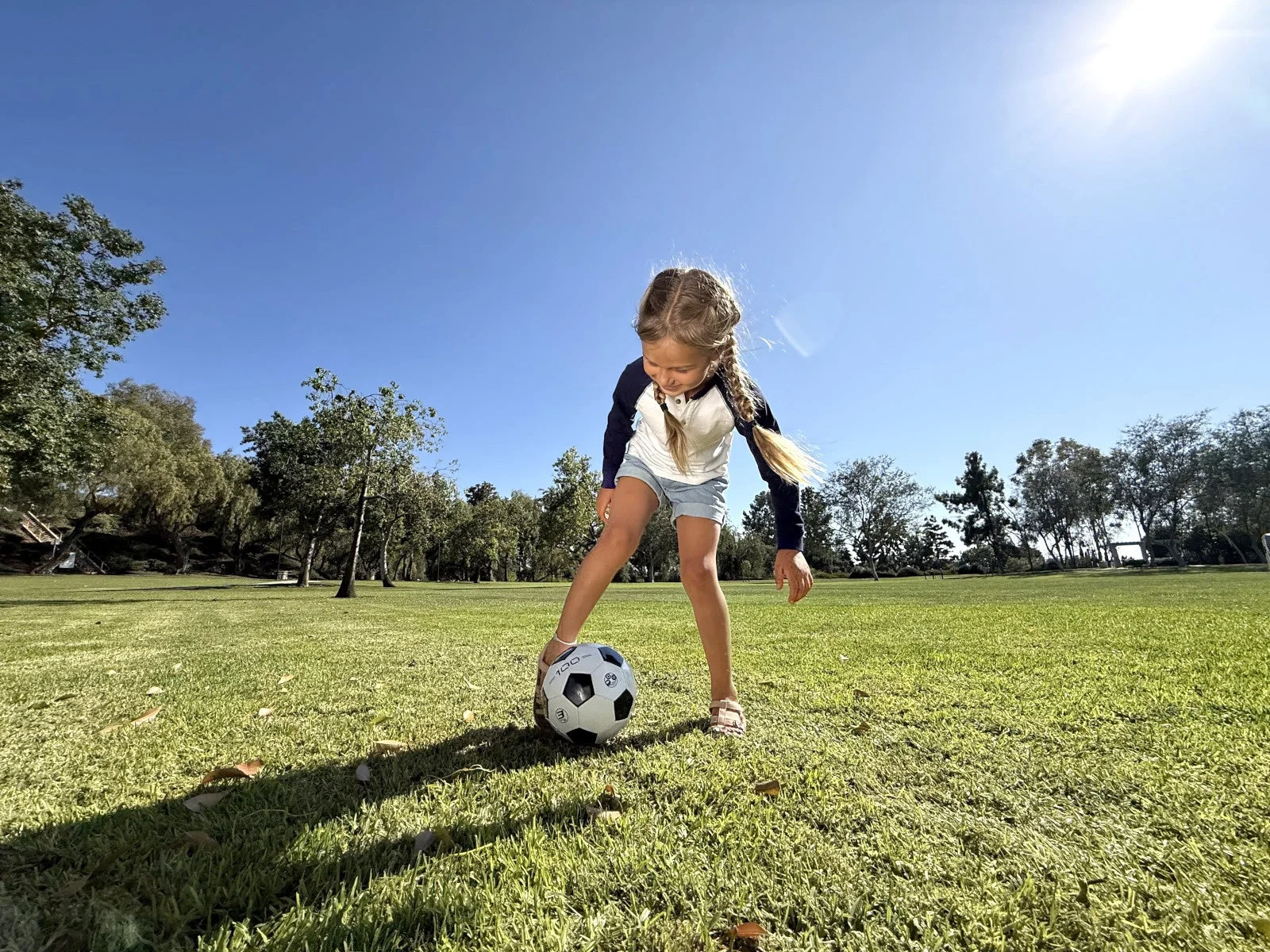 サッカーをする女の子