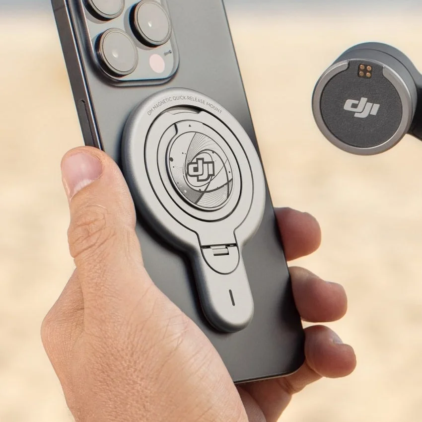 iPhoneにDJIのマグネット式クイックリリースジンバルマウントが取り付けられている