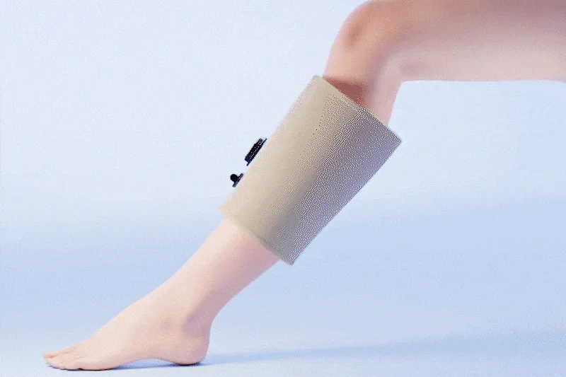 脚に装着されたフットケア