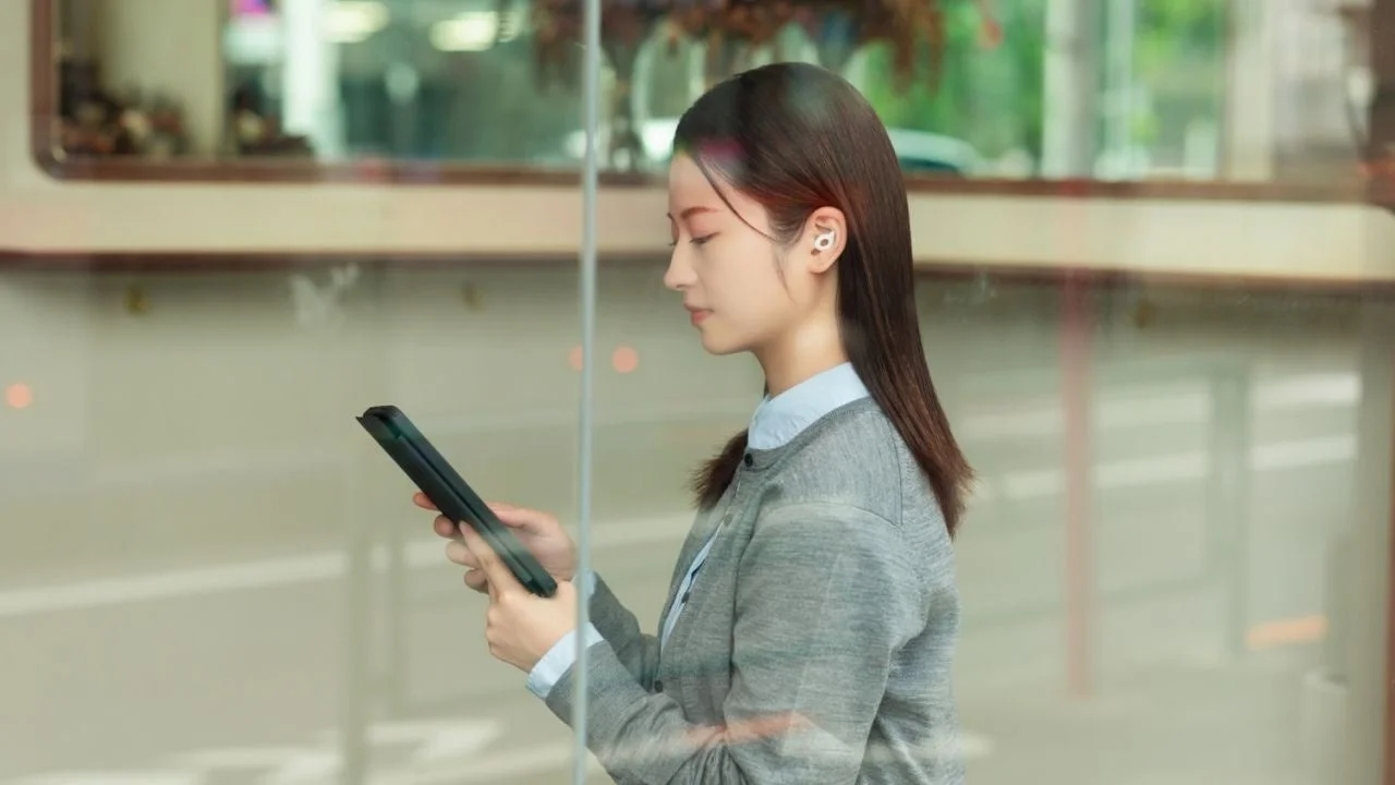 タブレットを操作する女性