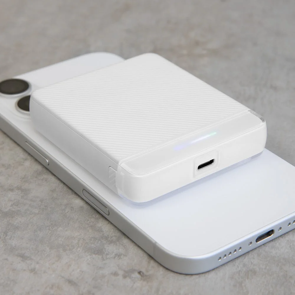 ワイヤレス充電中のスマートフォン