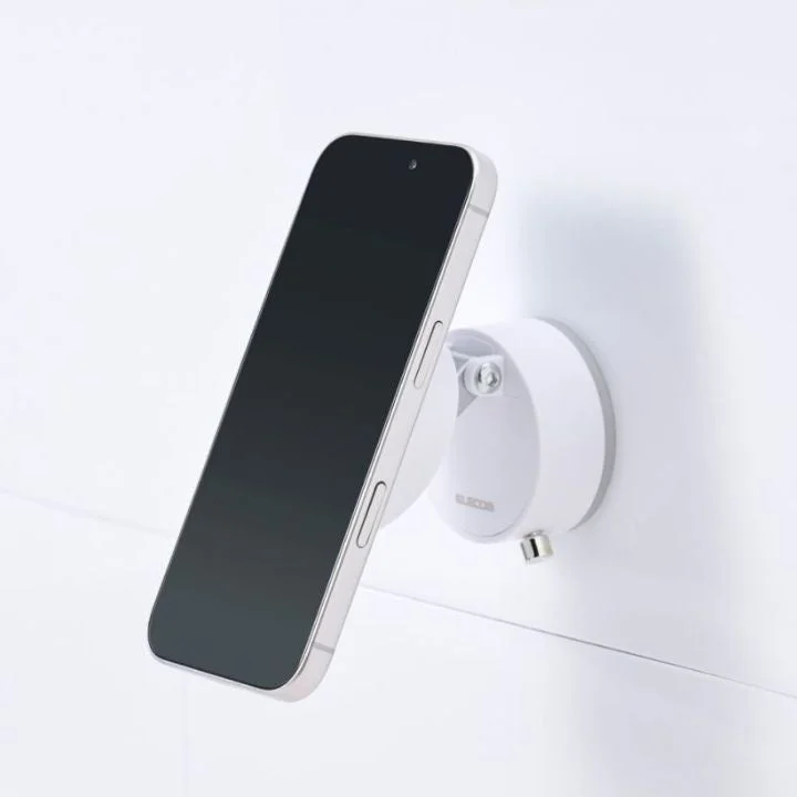 白い壁に設置された白い吸盤式マウントに、スマートフォンが取り付けられている様子