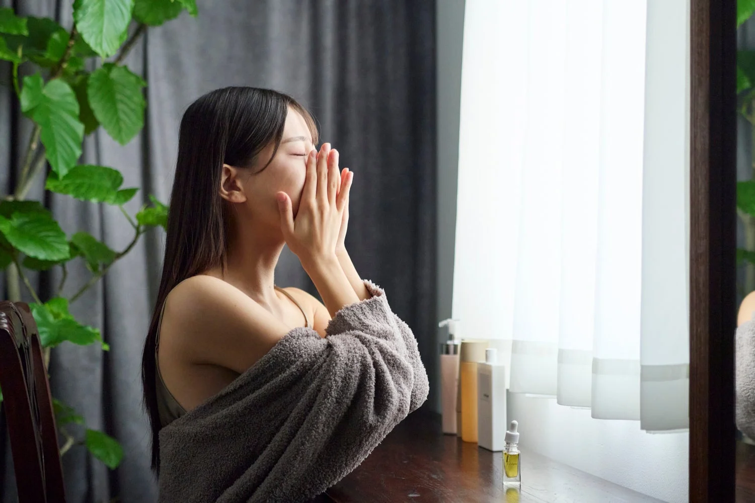 女性が顔を覆いリラックスしている様子