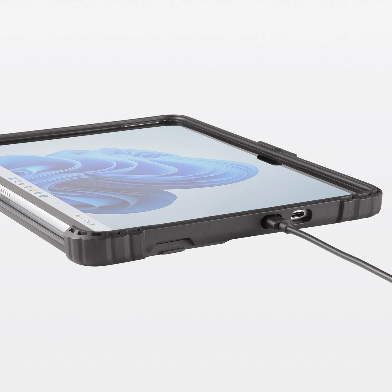 ケースをつけたまま充電するタブレット