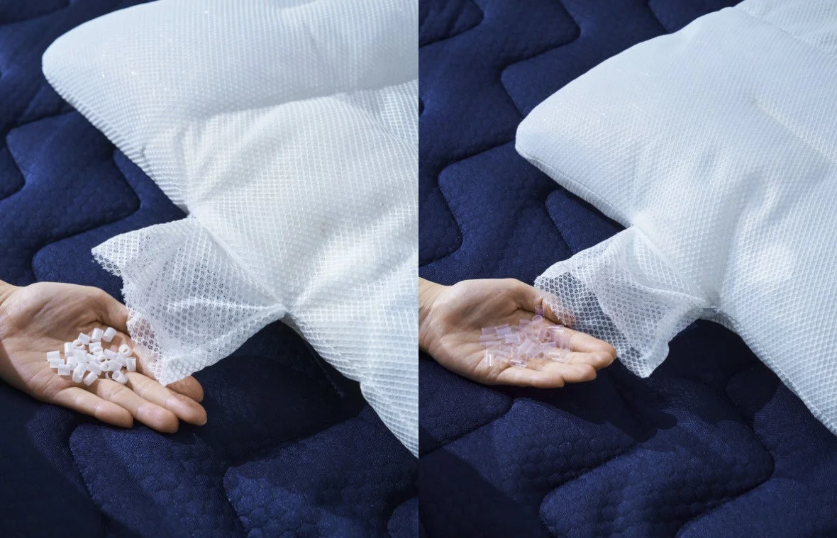 枕の詰め物として使用される異なる種類のペレット素材を比較する画像です。白い不規則な形状と透明な円筒形のペレットが、メッシュ状のカバーから見える構造と共に示されています。