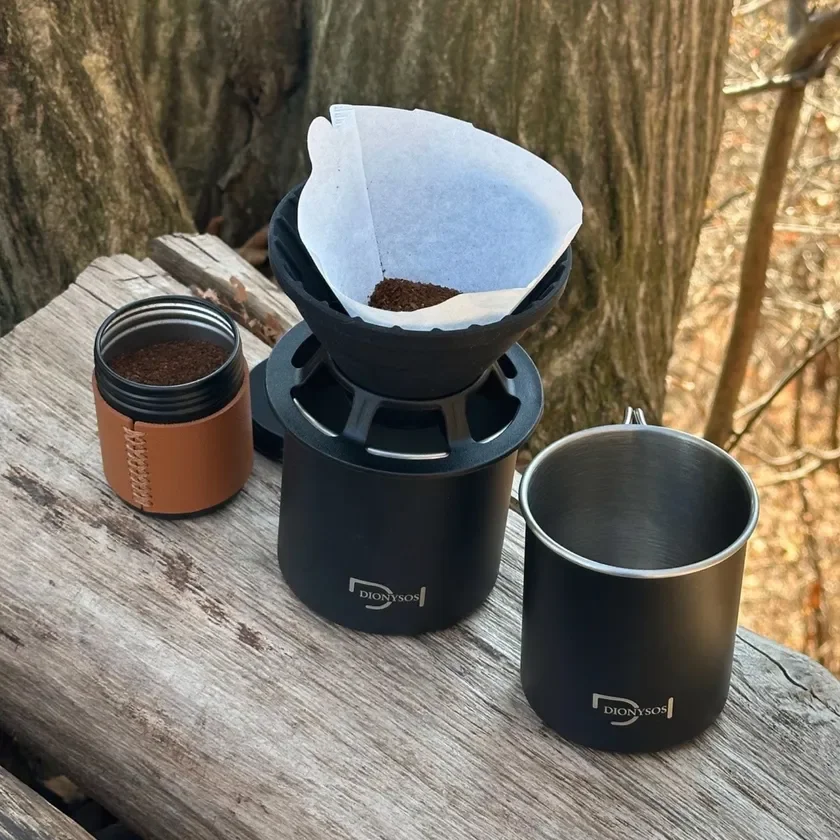 木製の台の上に置かれたコーヒーセット