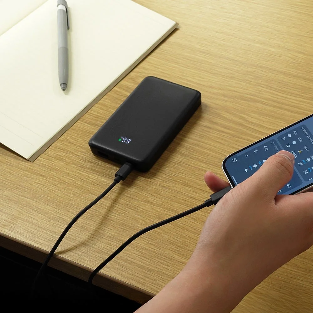 デスクでスマホを充電するモバイルバッテリー