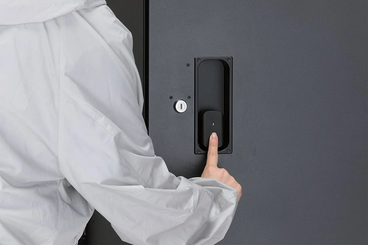 指紋認証センサーに指を押し当てる人物