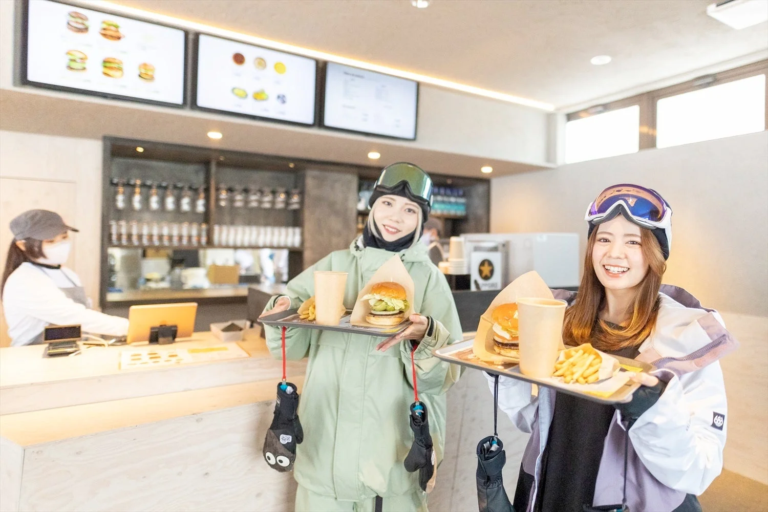 ハンバーガーを持つ女性たち