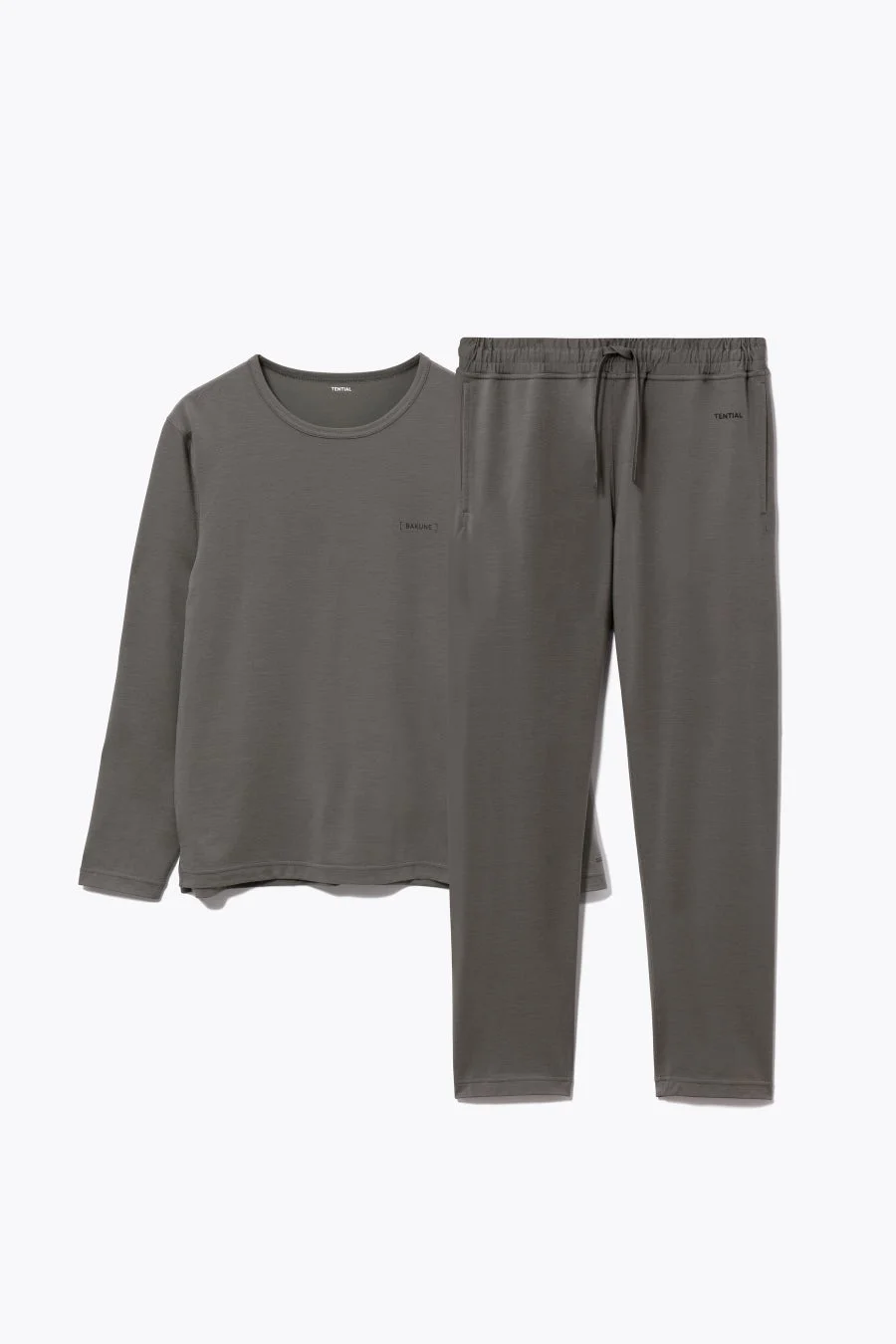 ダークグレーの長袖トップスとスウェットパンツのセットアップが写っています。
