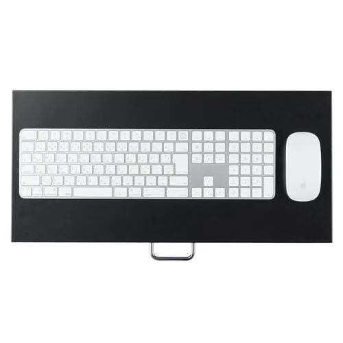 キーボードとマウスが置かれたデスク