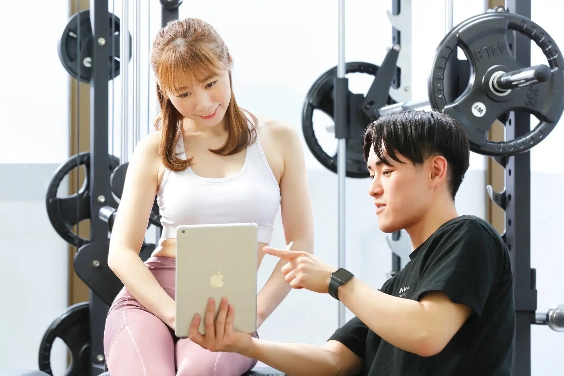 トレーナーと顧客がタブレットを見ている様子