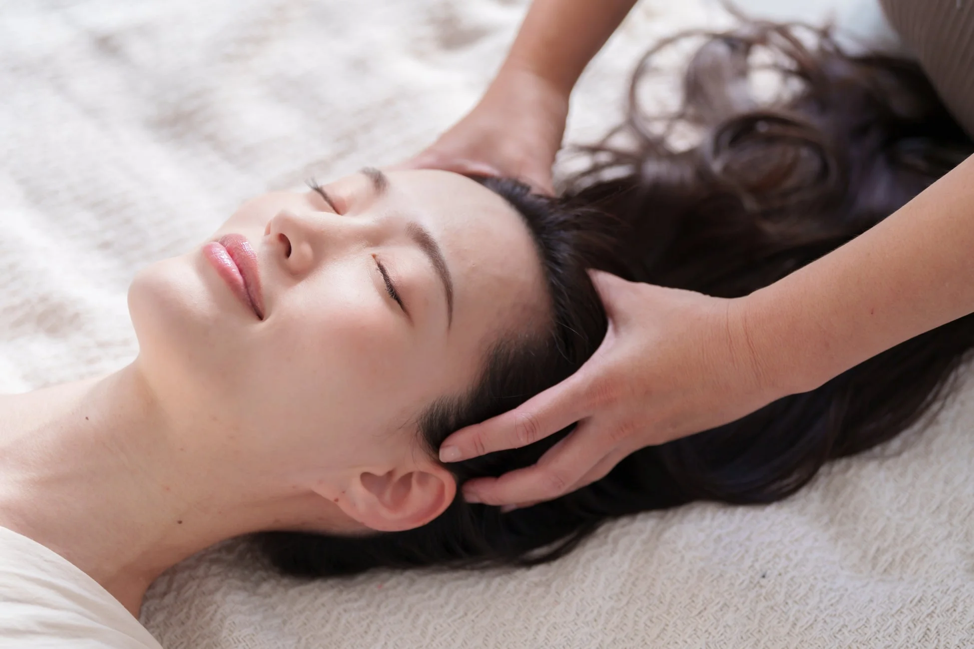 ヘッドマッサージを受ける女性