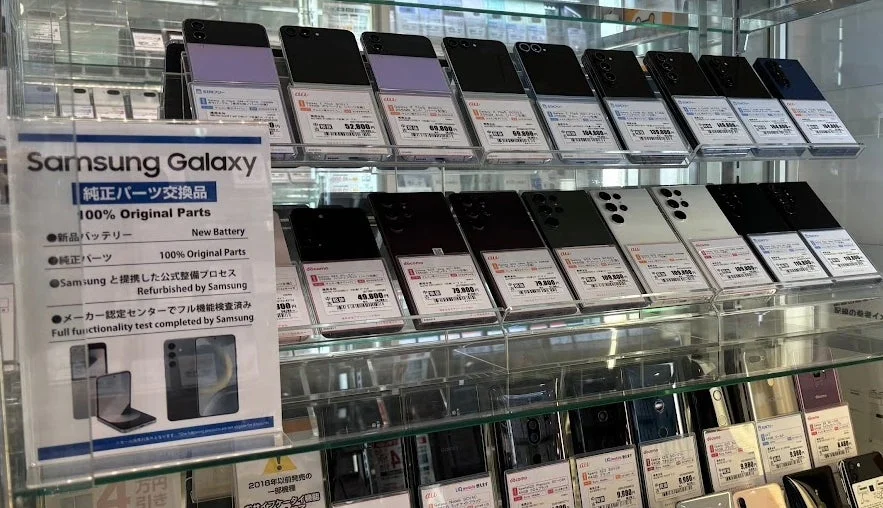 Samsung Galaxy 純正パーツ交換品が並ぶディスプレイ