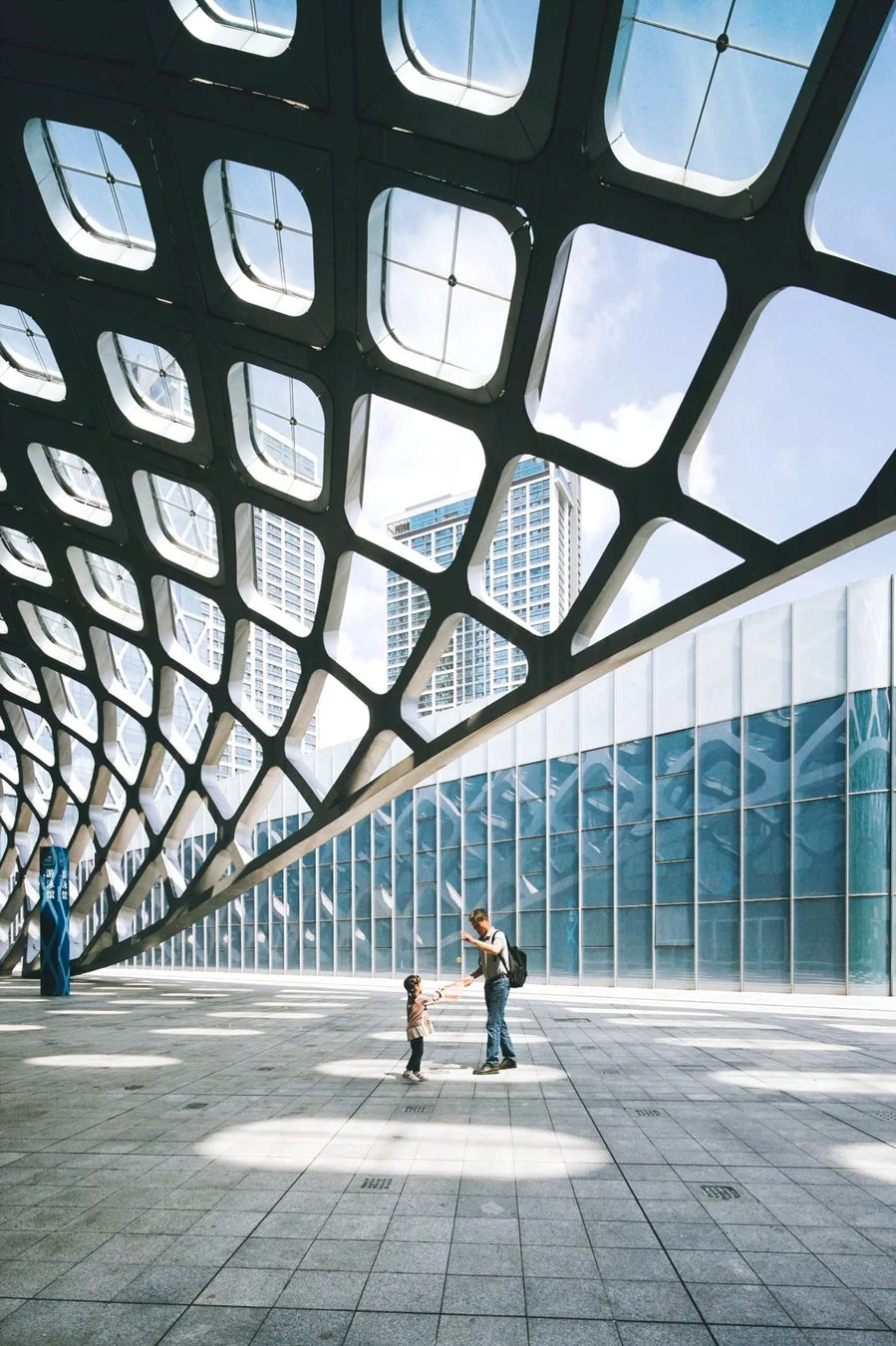 現代建築の屋内空間で遊ぶ親子