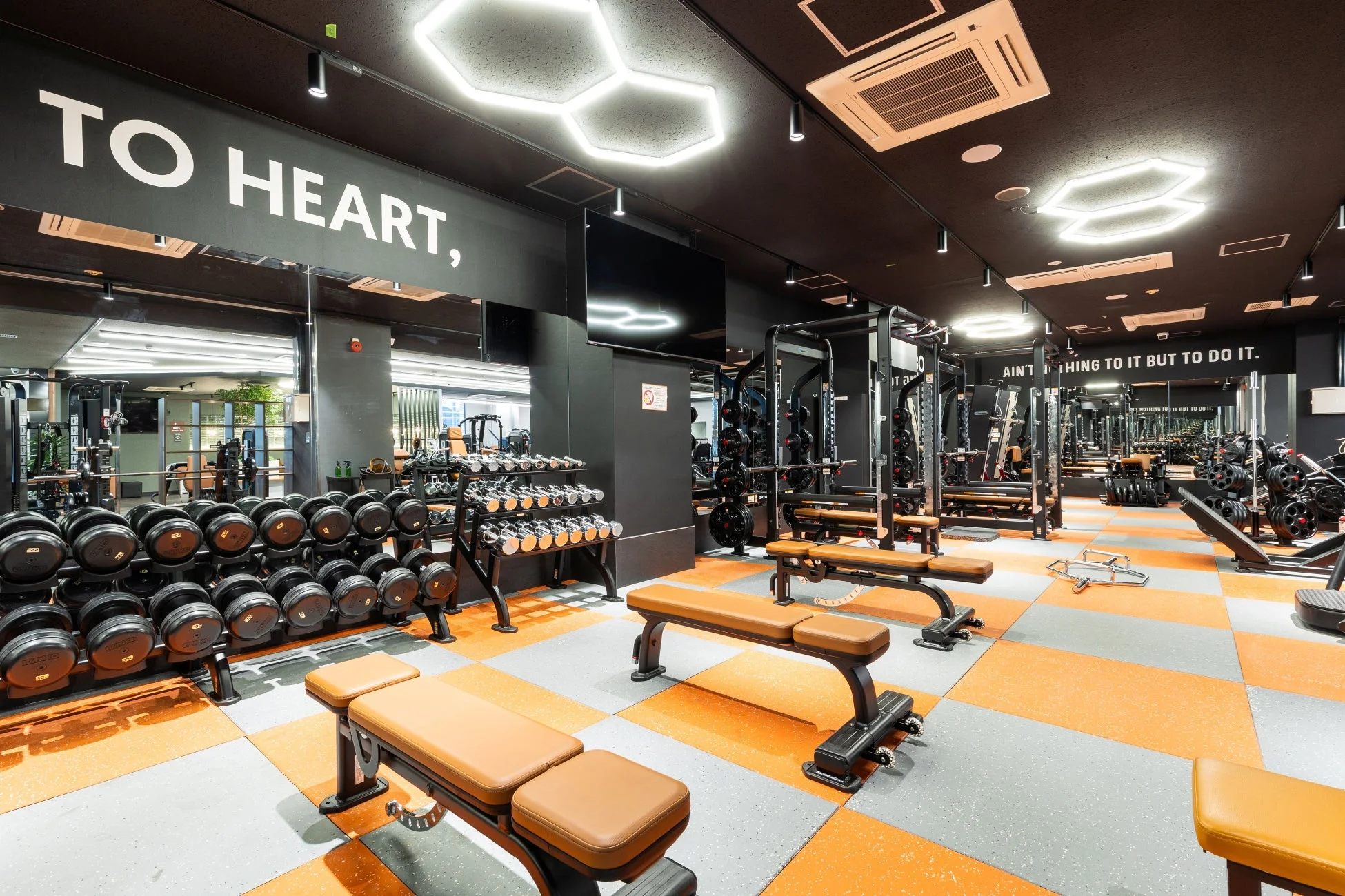 モダンなジムの内部