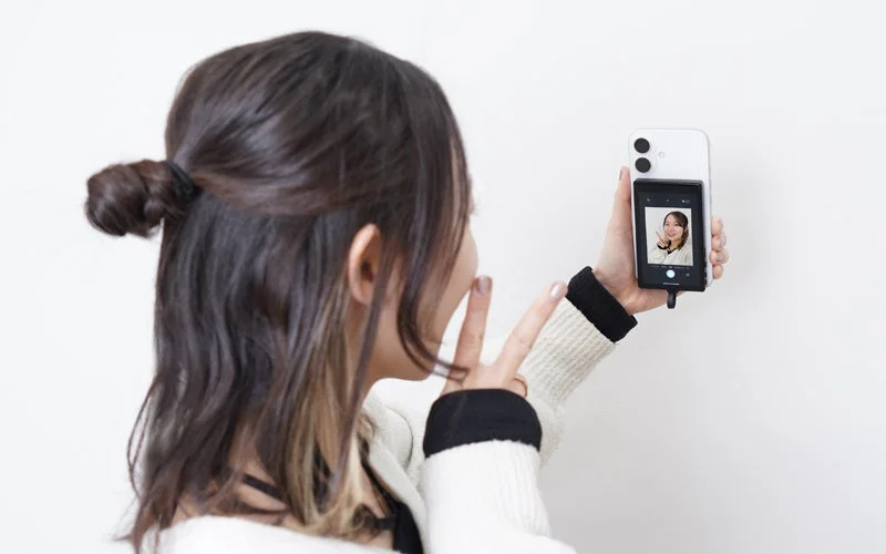 iPhone外カメラで“盛れる”自撮り！構図確認できる専用モニターが新発売