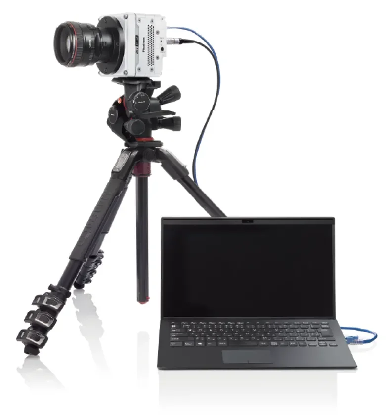 三脚に設置されたカメラとノートパソコン