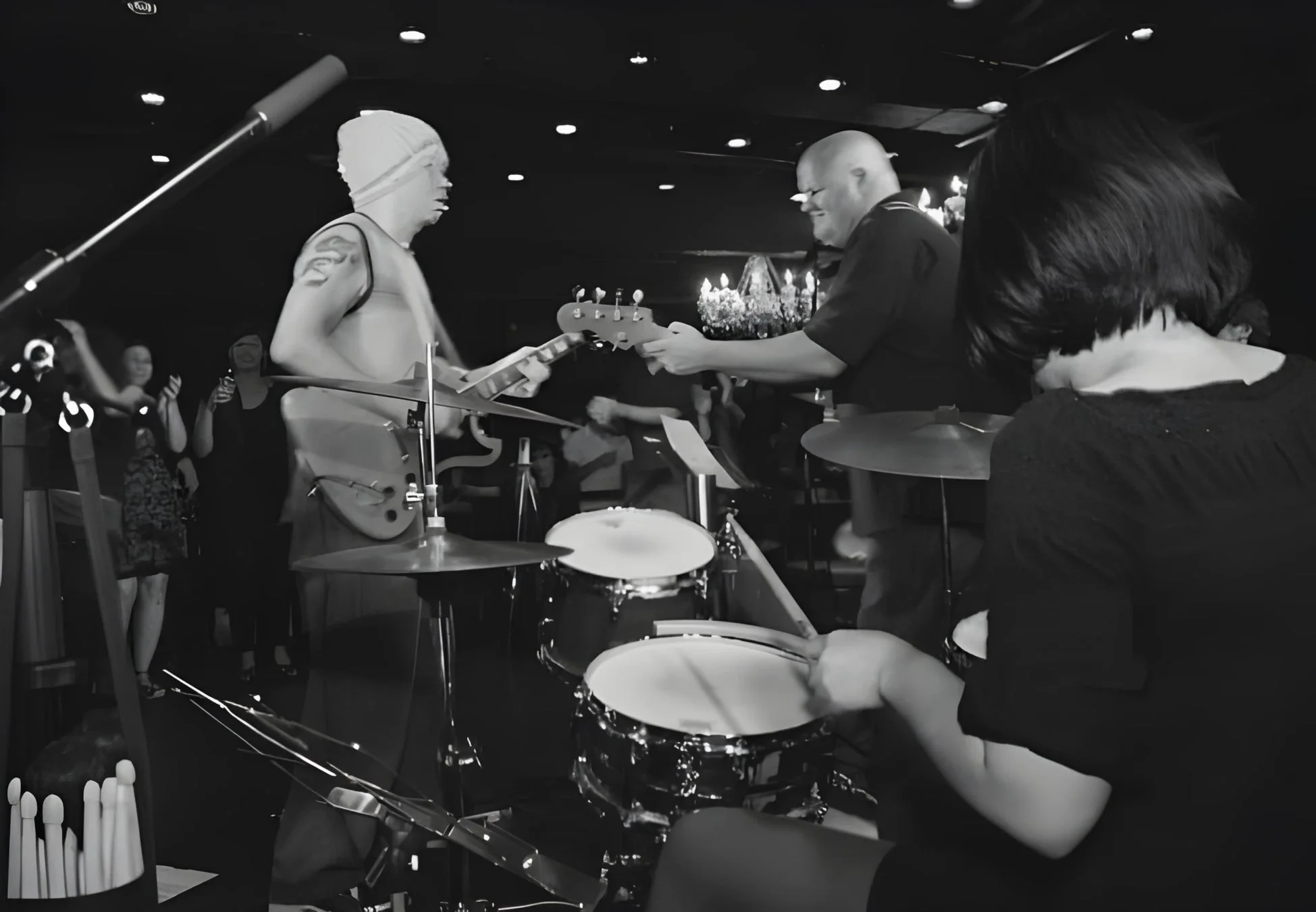 バンドがライブ演奏しているモノクロ写真