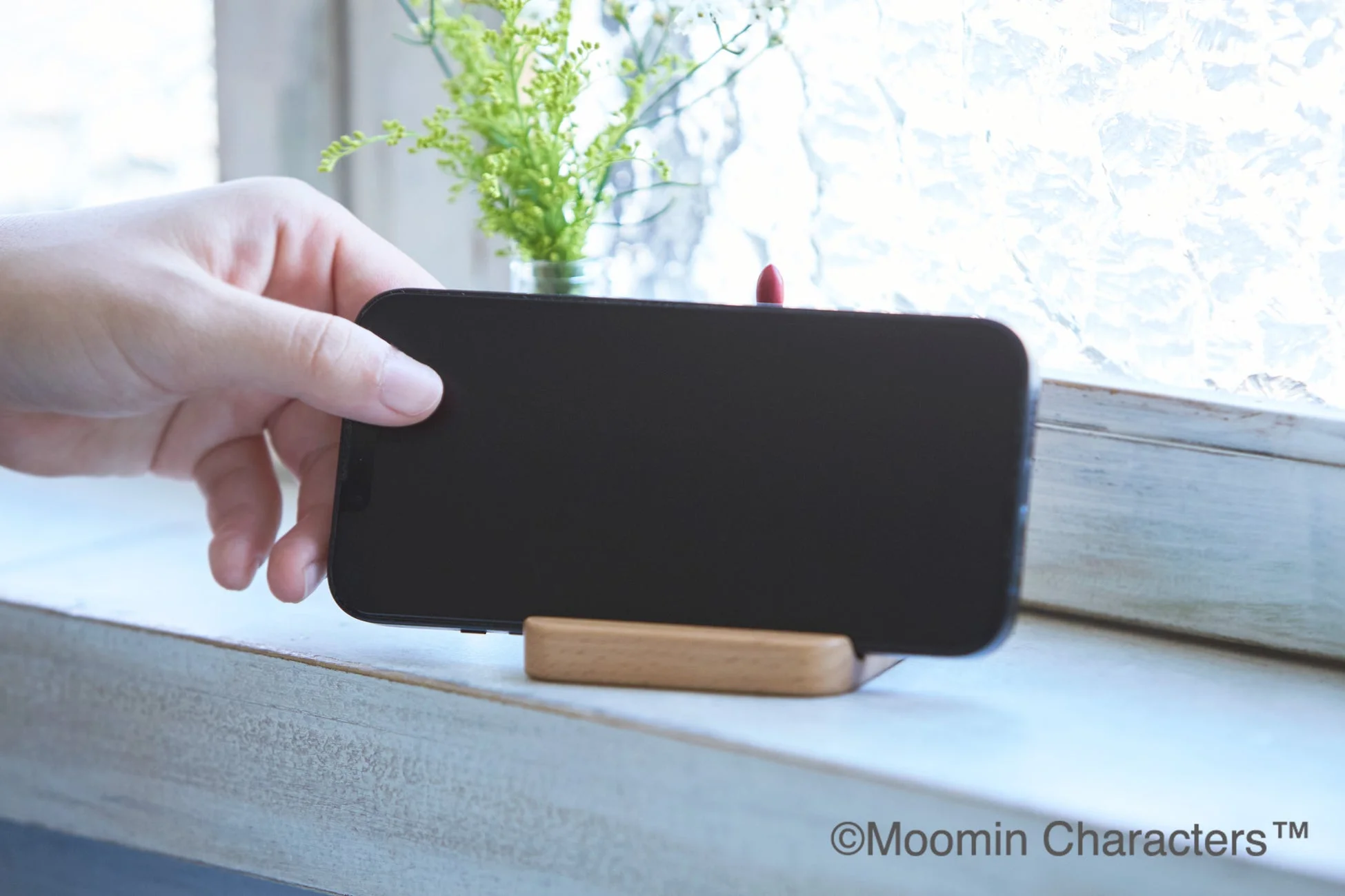 スマホを立てかける様子