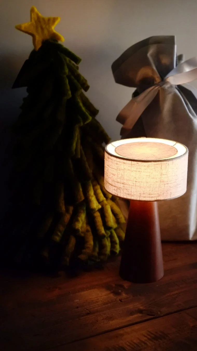 Wottランプとミニクリスマスツリー、プレゼントの袋