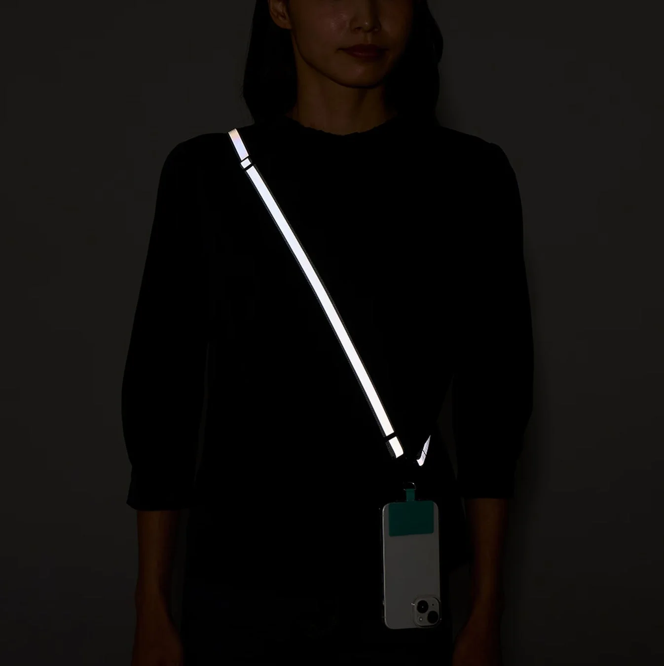 暗闇で反射するスマホストラップ