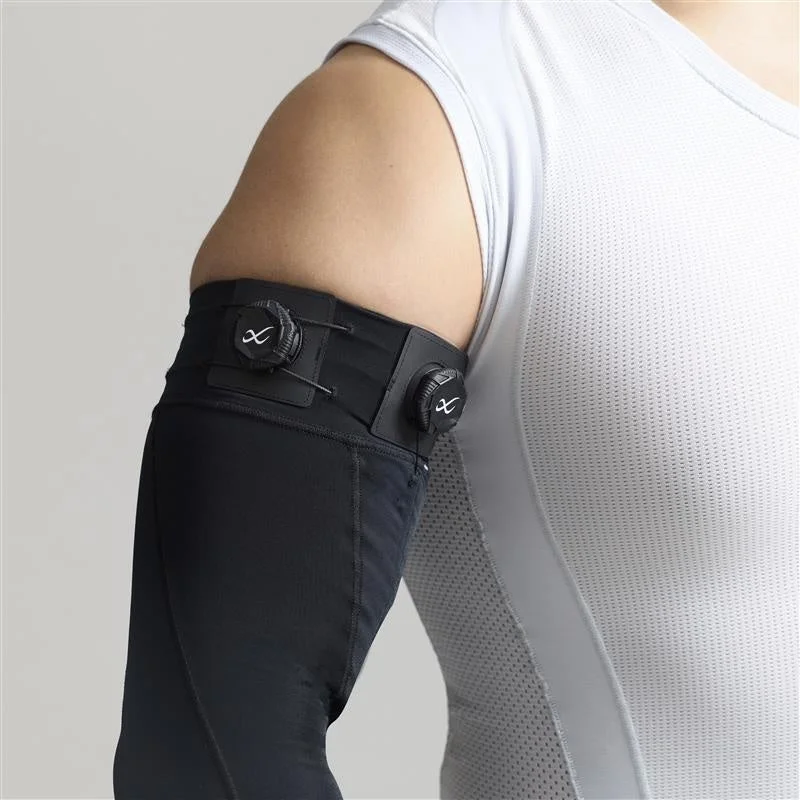 CW-X Arm Brace 着用イメージ3