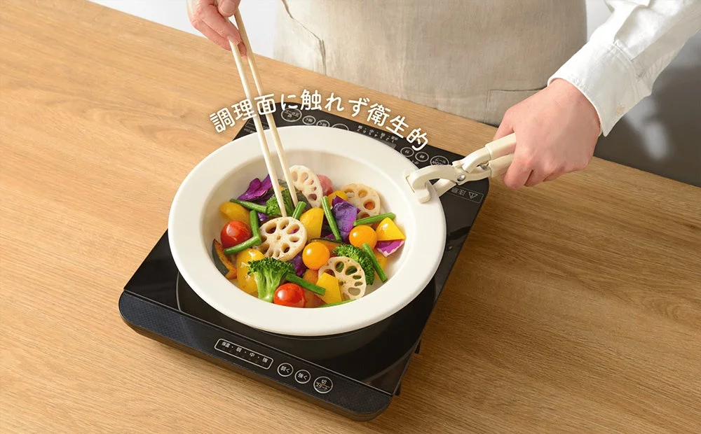 お皿パンつかみで野菜を調理する様子