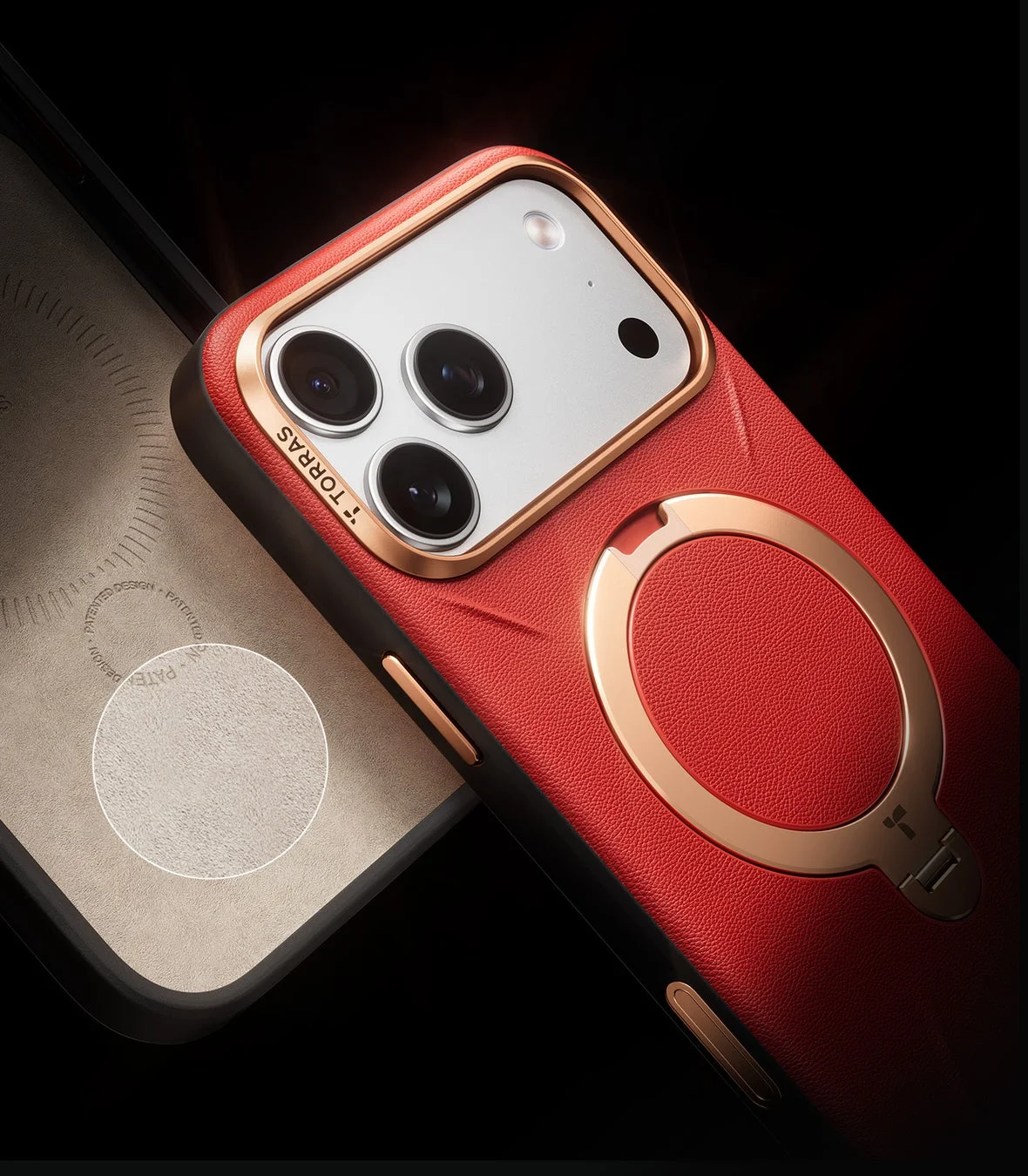 赤いレザー調ケースのクローズアップ