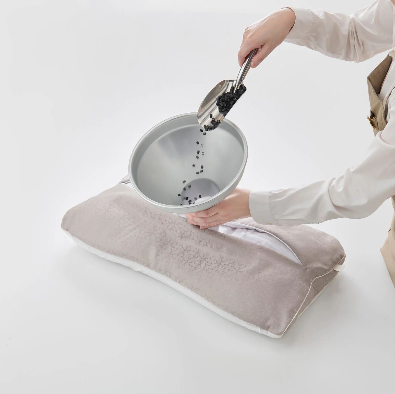 枕に素材を詰める