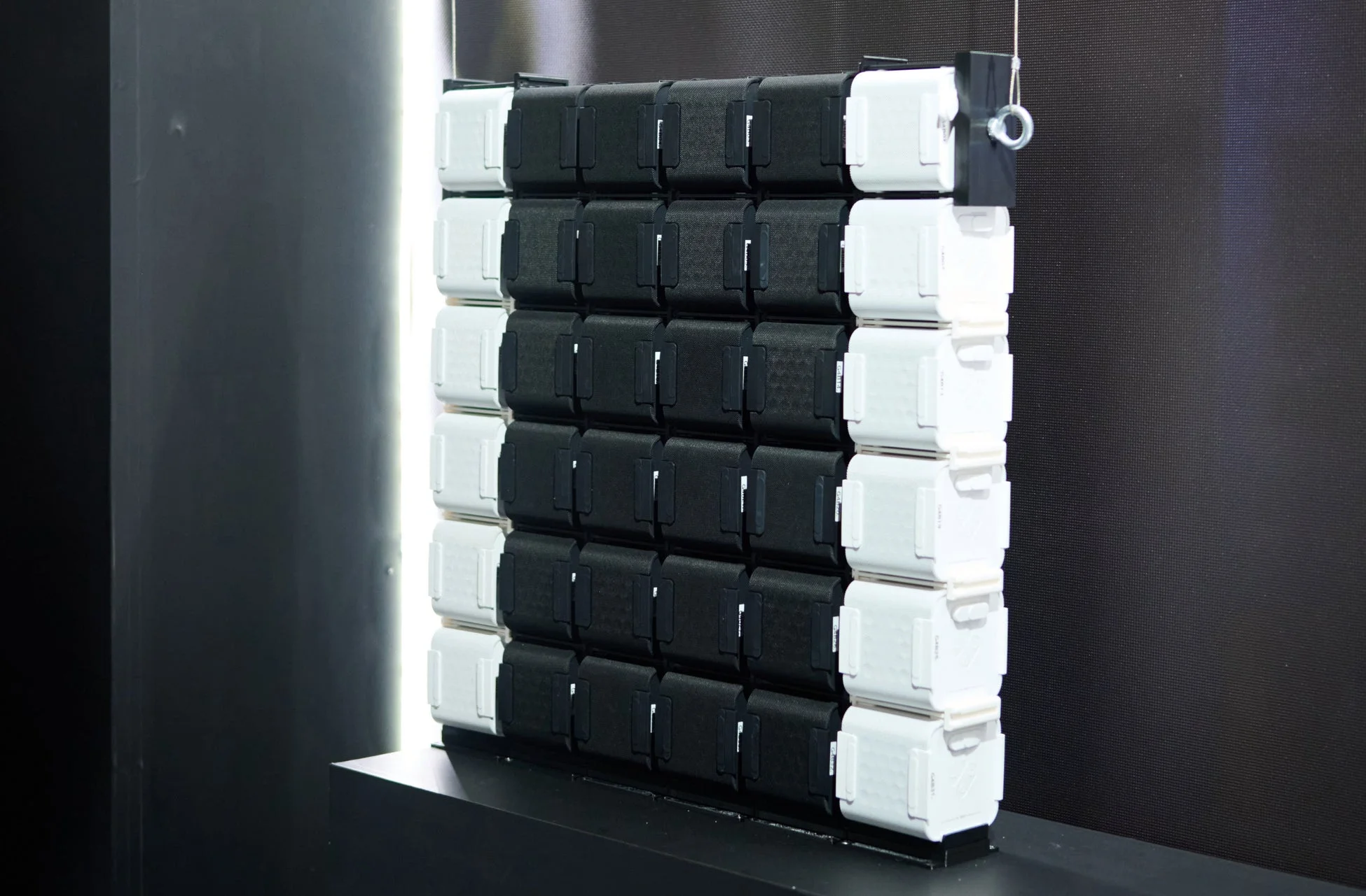 エネルギー貯蔵システムやバッテリーパックのコンポーネントのような展示