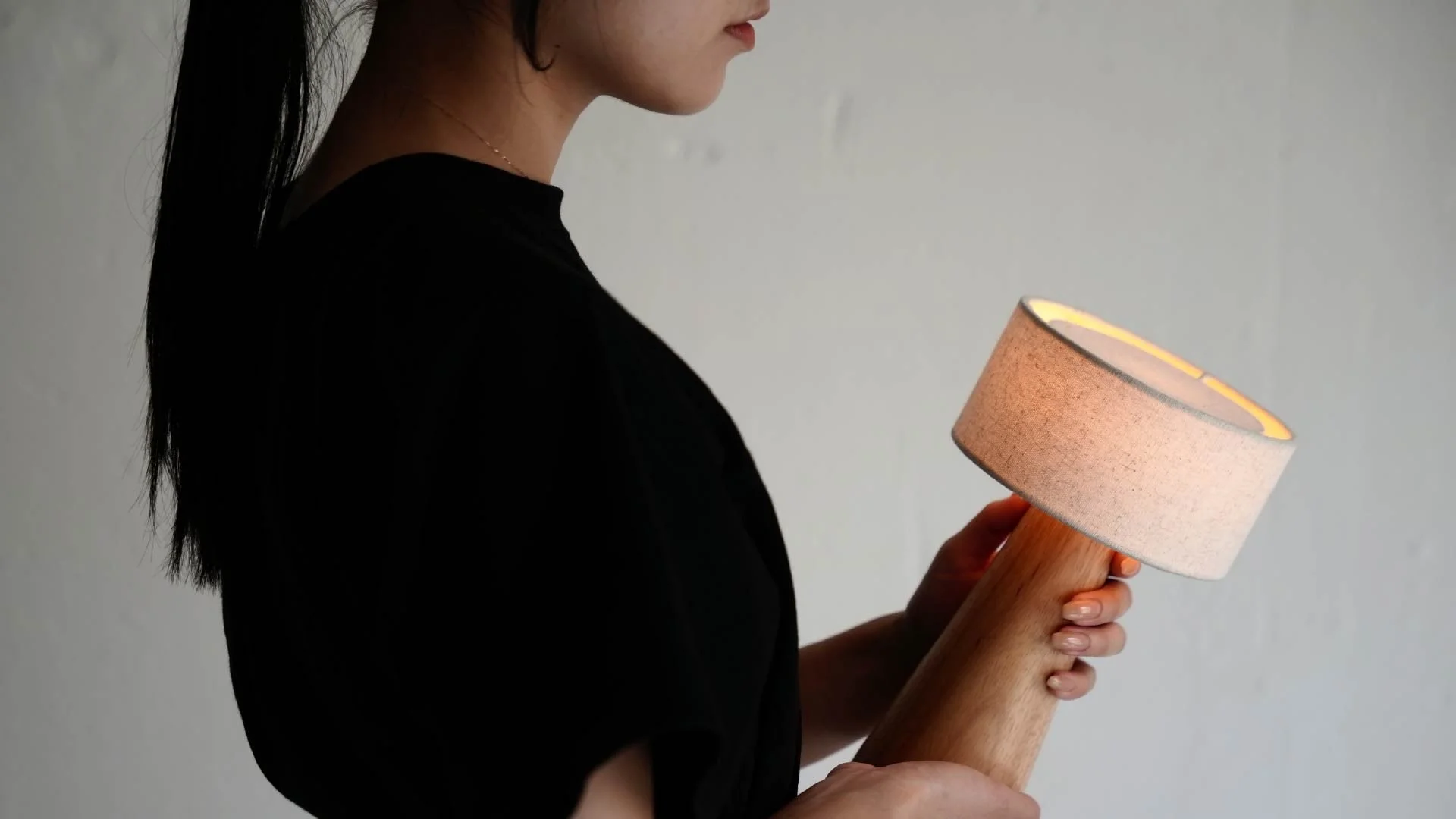 人物がWottランプを手に持っている様子