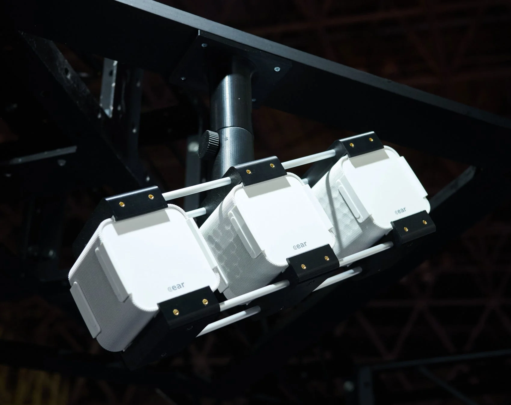 黒いフレームに吊り下げられた白いキューブ型のデバイス