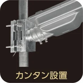 ポールに設置された屋外照明器具の取り付け部分をクローズアップした画像