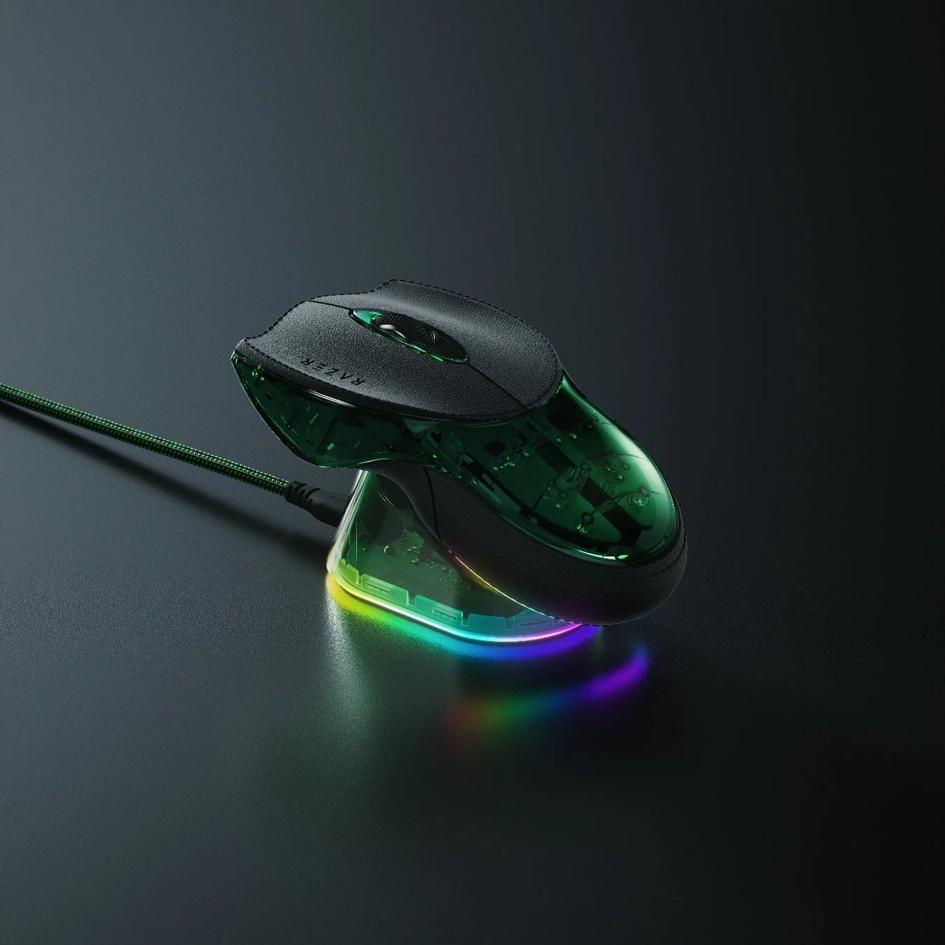 充電ドックに置かれたRazer Boomslang 20th Anniversary Edition