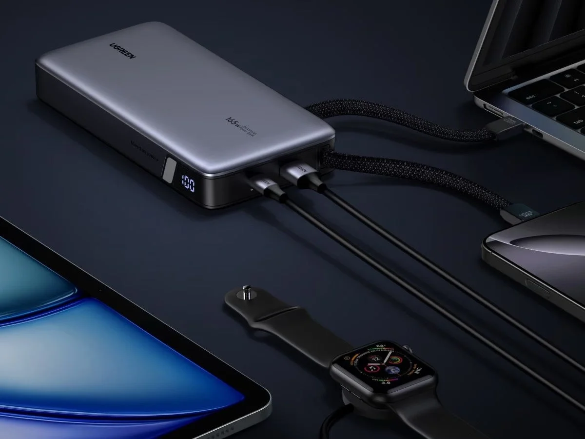 UGREEN 165W/25000mAhモバイルバッテリーが複数のデバイスを充電している様子