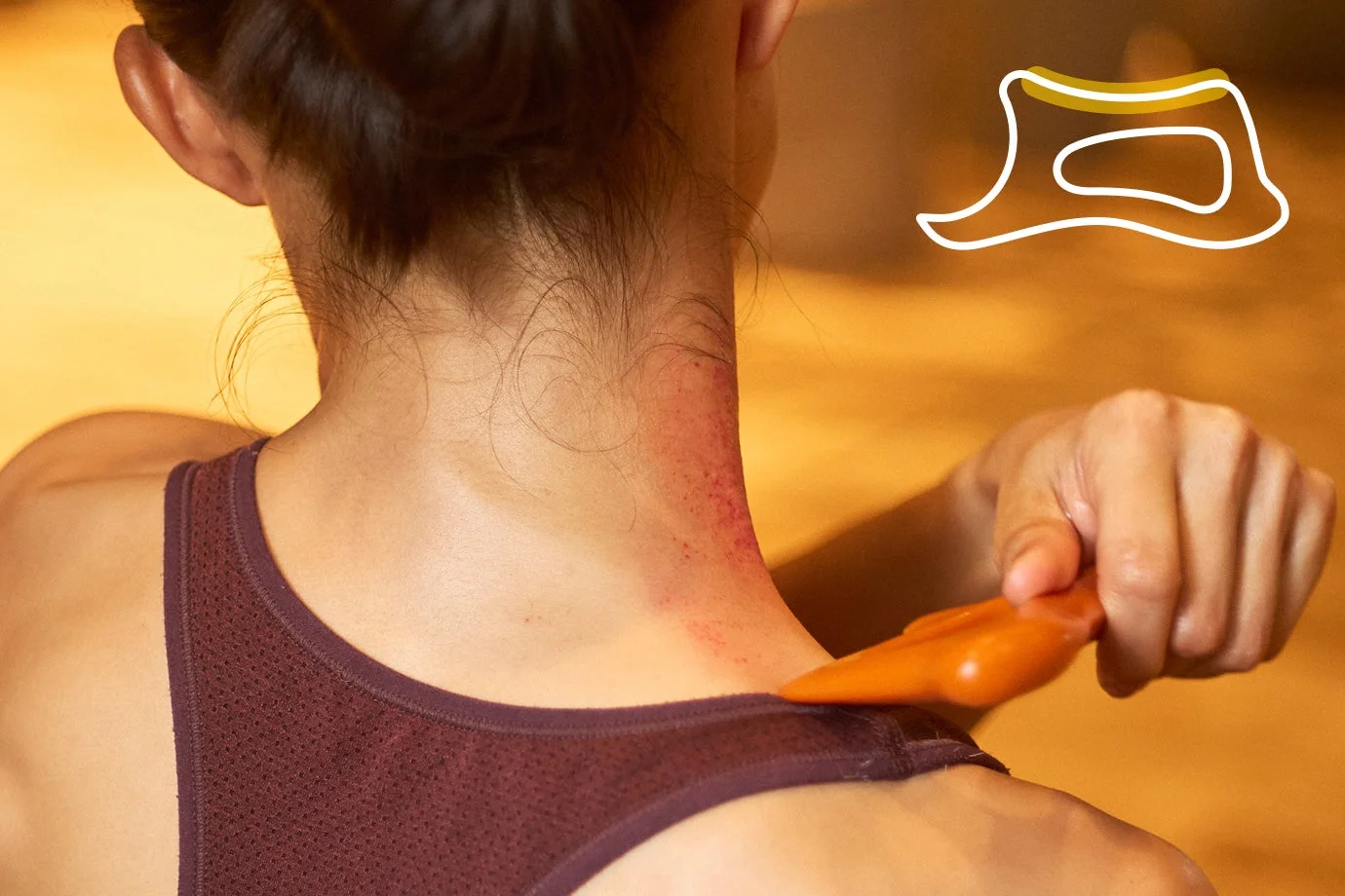 女性が首から肩にかけてマッサージツールを使用