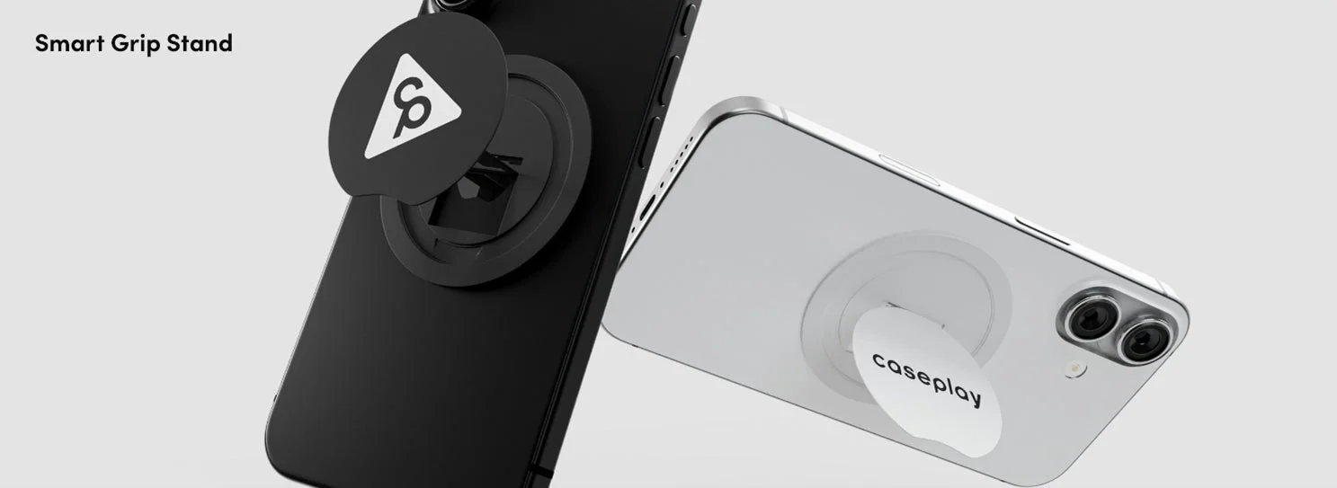 黒と白のスマートフォンに、それぞれ黒と白の「Smart Grip Stand」が装着