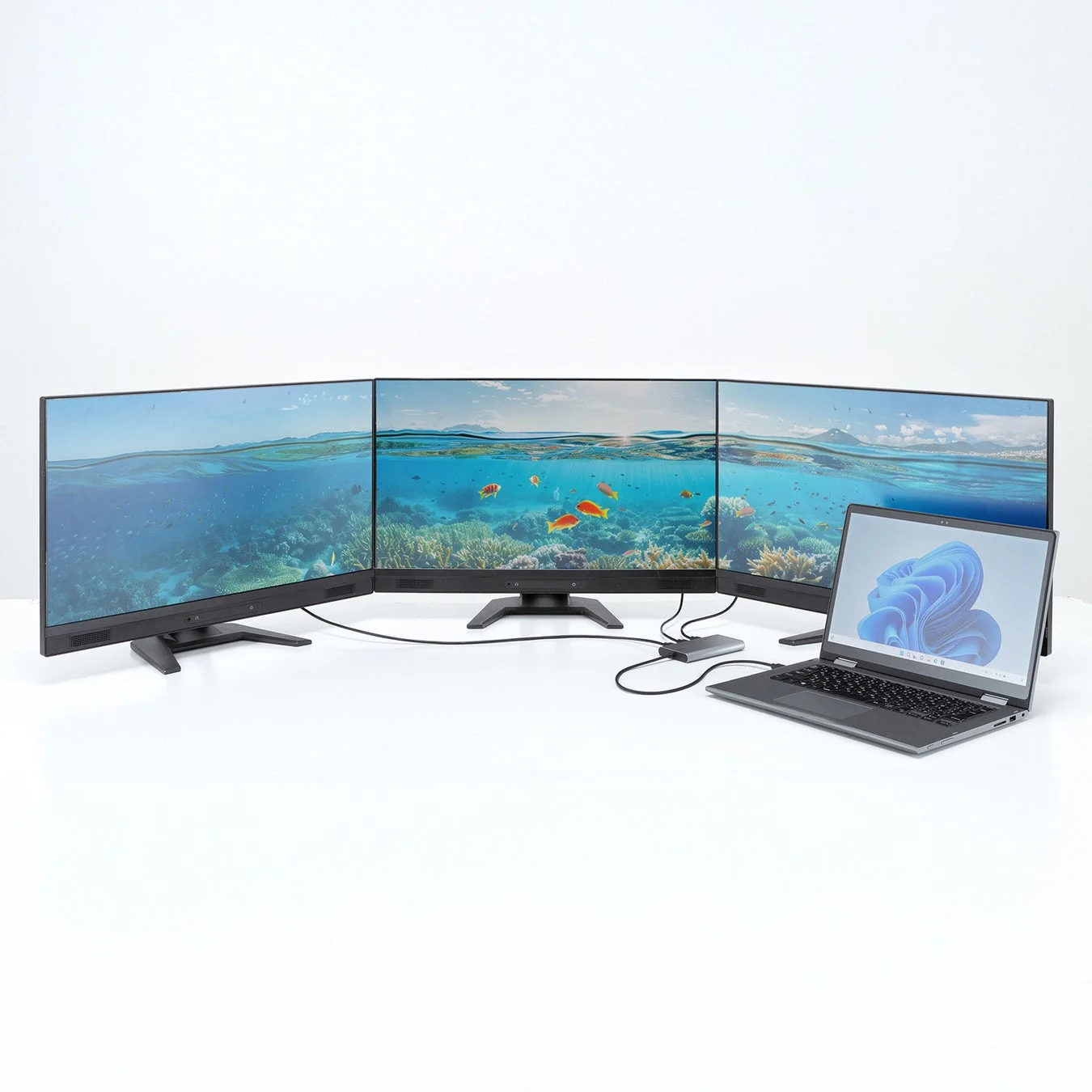 3画面での作業風景