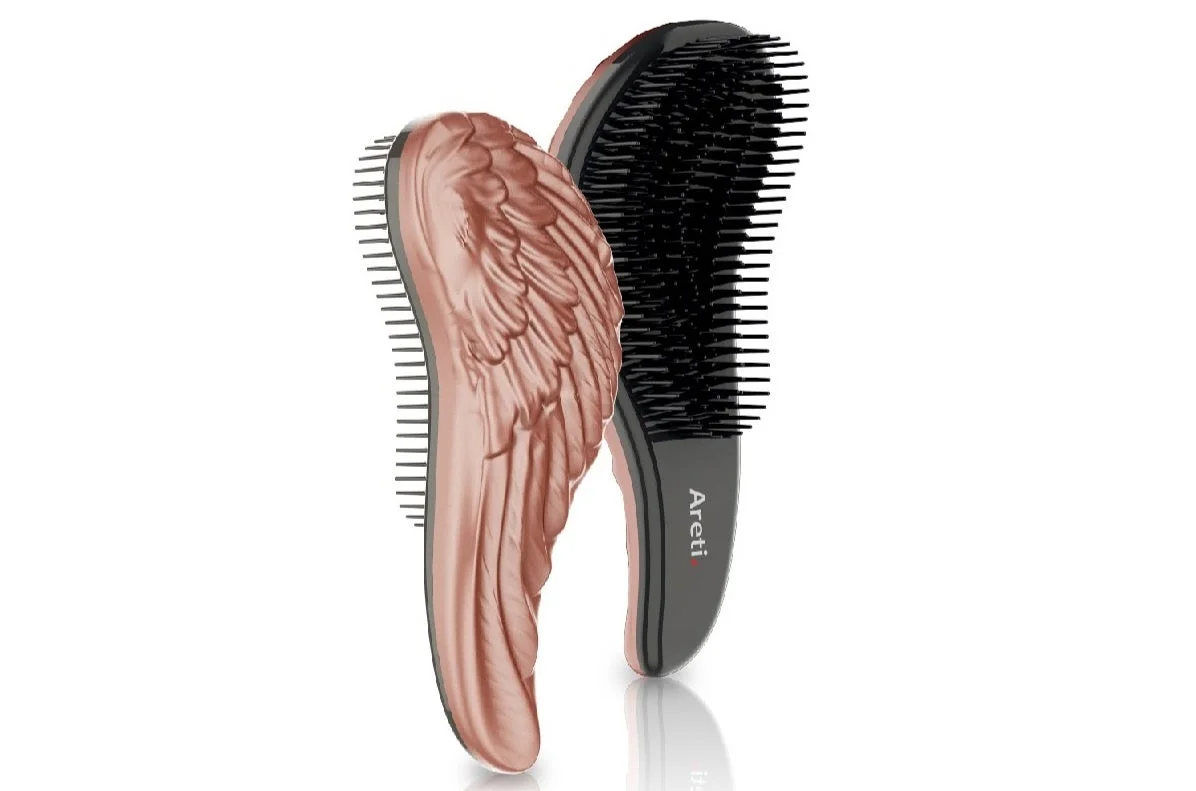 天使の羽のようなローズゴールドのデザインと、黒いシンプルなデザインの2本のヘアブラシが並べられています。ブラシの裏側には「Areti」のロゴが見えます。