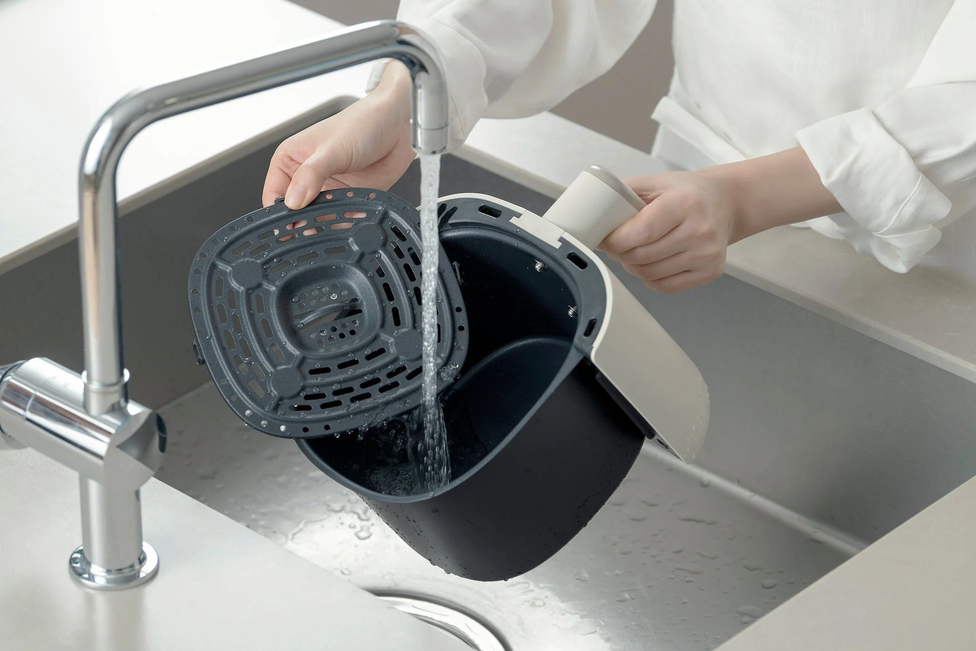 バスケットを水洗いする様子