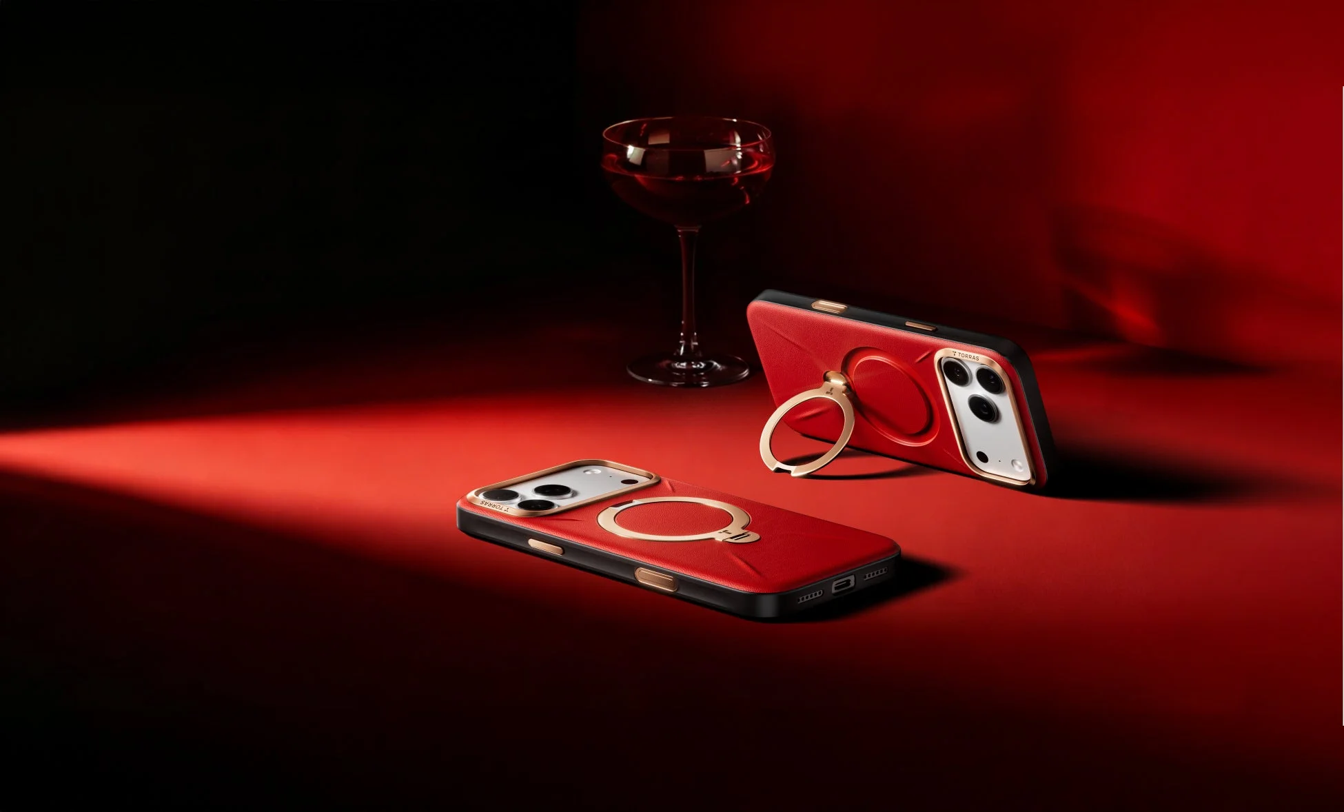 赤とゴールドのケース、ワイングラス