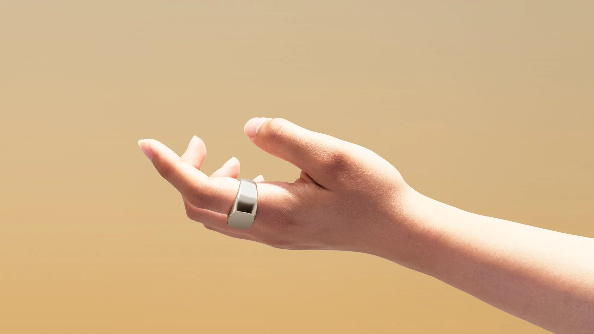 指に装着されたスマートリング