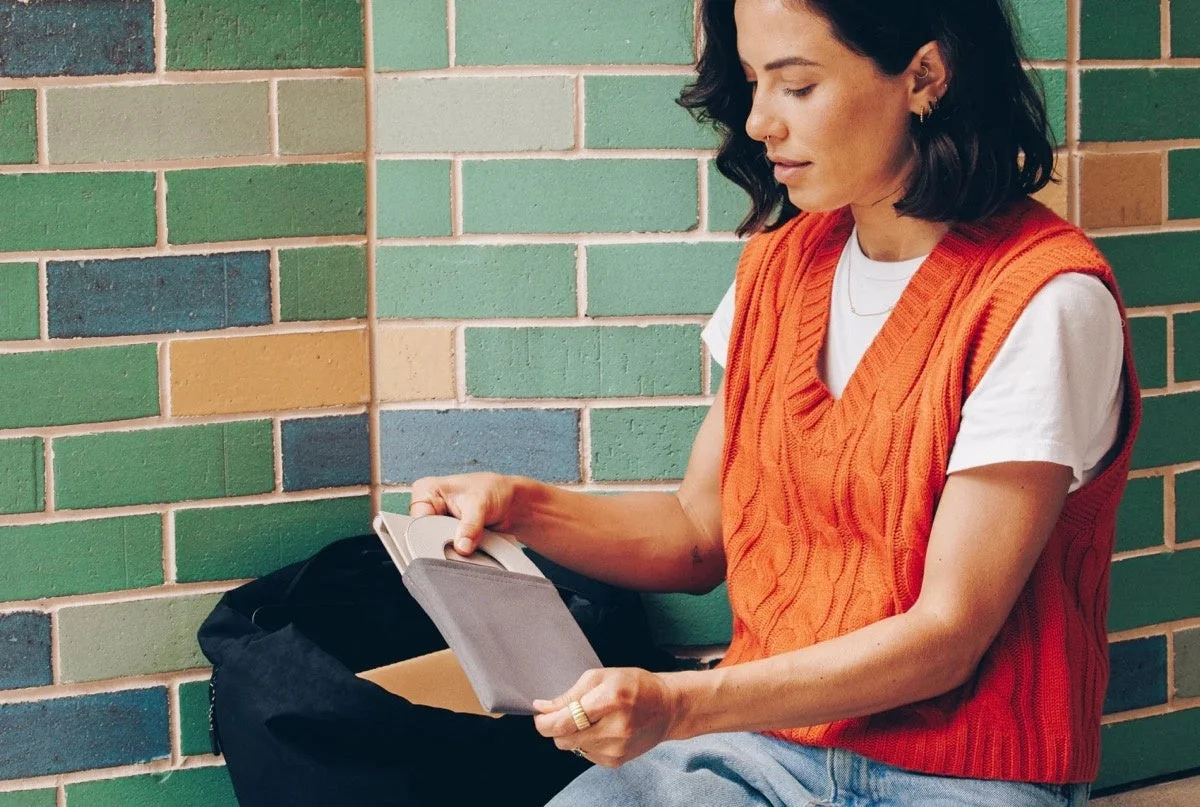 トラベルポーチを持つ女性