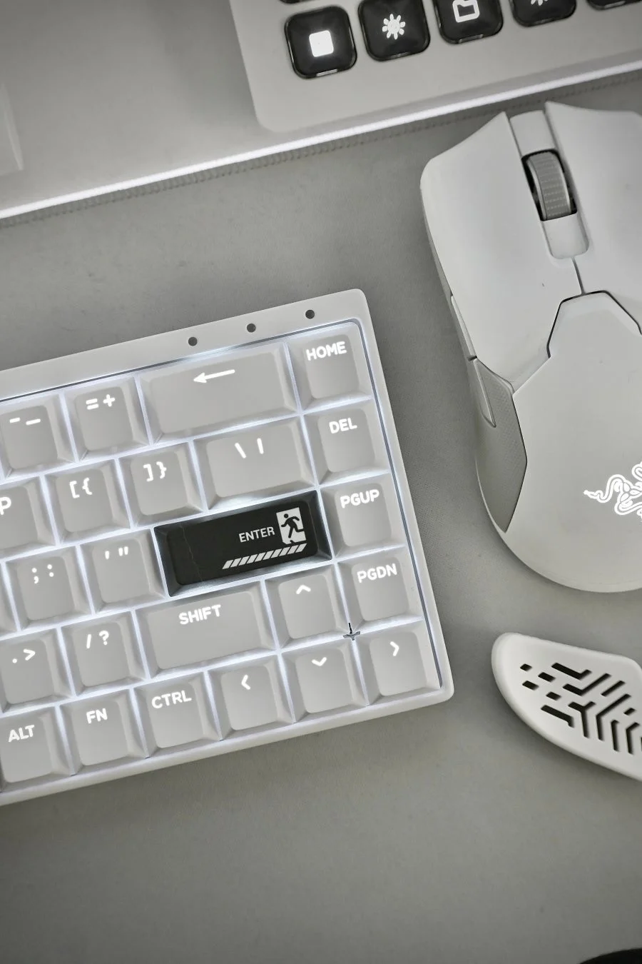 白いメカニカルキーボードとゲーミングマウス