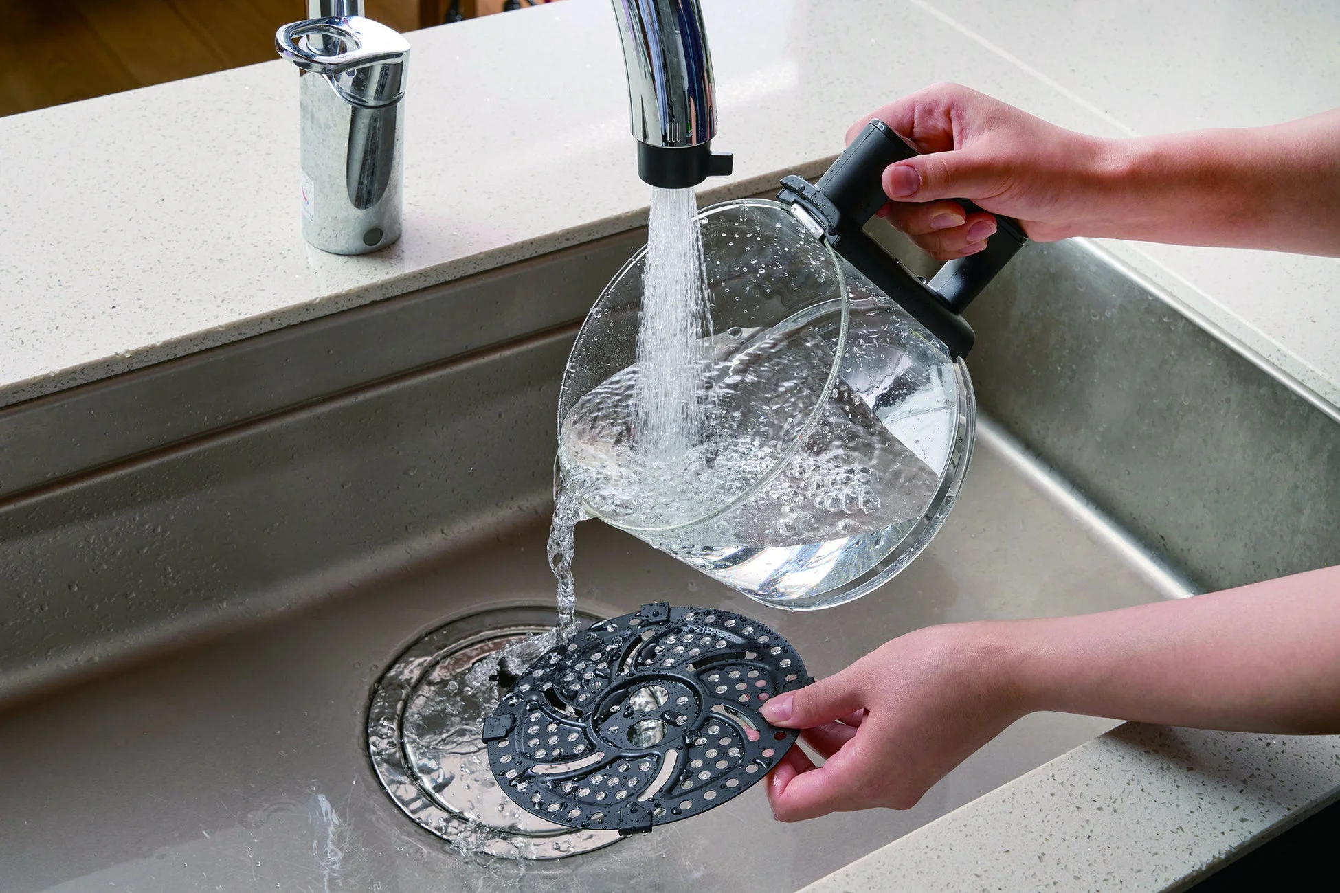 トレイとプレートを洗う様子