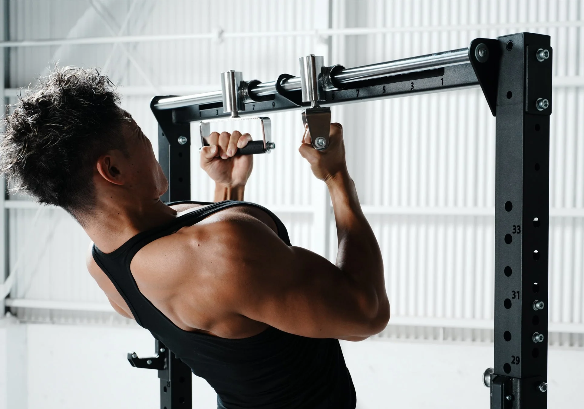 可変チンニンググリップを使用する様子