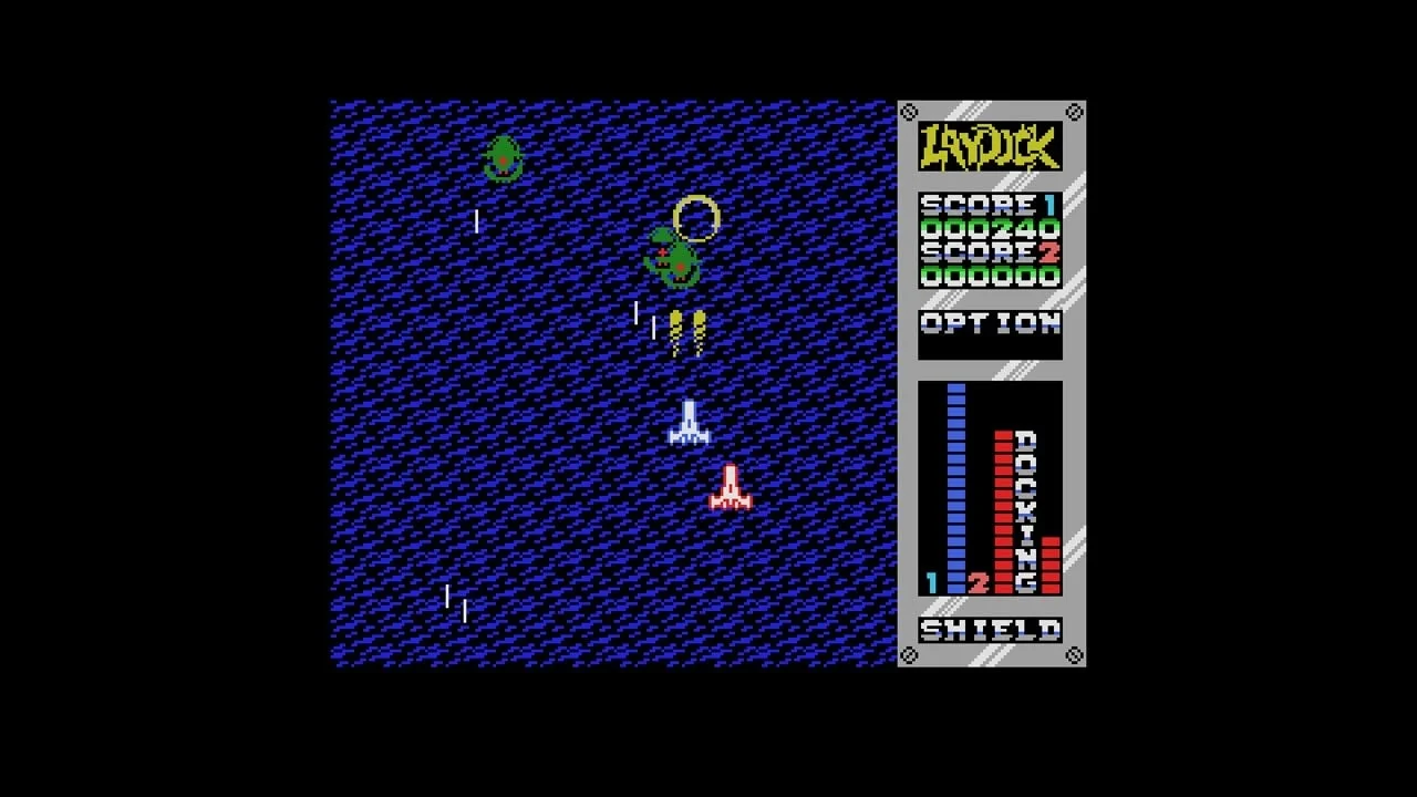 レトロなピクセルアートのシューティングゲーム「LAYDOCK」のプレイ画面です。2機の自機が敵と戦っており、スコアやシールド、ロケットの残量が表示されています。