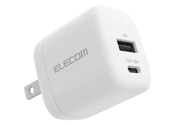 白を基調としたELECOM製のUSB充電器です。USB-AポートとUSB-Cポートの2つの出力ポートを備えており、最大20Wの出力に対応しています。