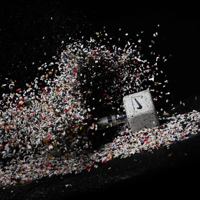 Nikeロゴとリサイクル素材の破片